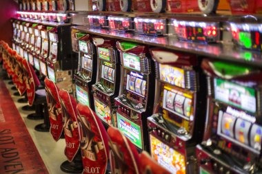 Dealer Lightning Baccarat mawarmpo menjalankan permainan kartu dengan fitur multiplier real-time